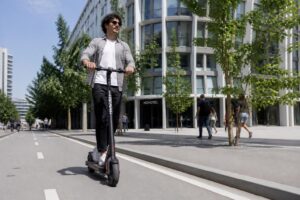 Découvrez la Trottinette Électrique Revoe : Mobilité Urbaine Alliant Style et Performance