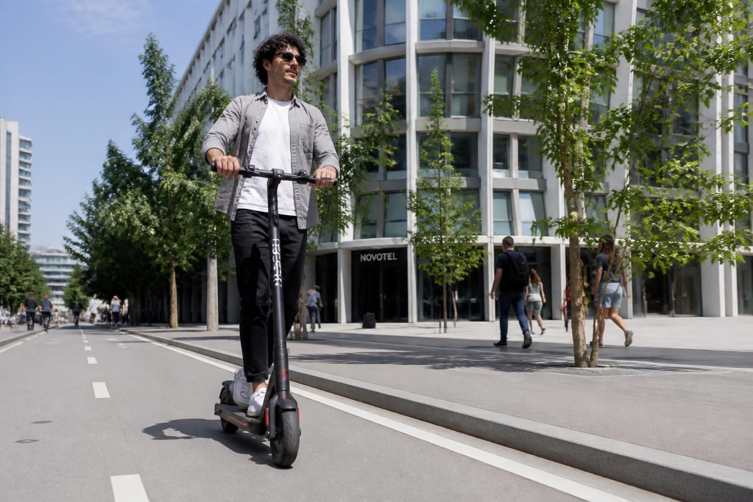 découvrez la trottinette électrique revoe, idéale pour une mobilité urbaine alliant style moderne et performance optimale. profitez d'un trajet fluide et écologique en toute élégance.