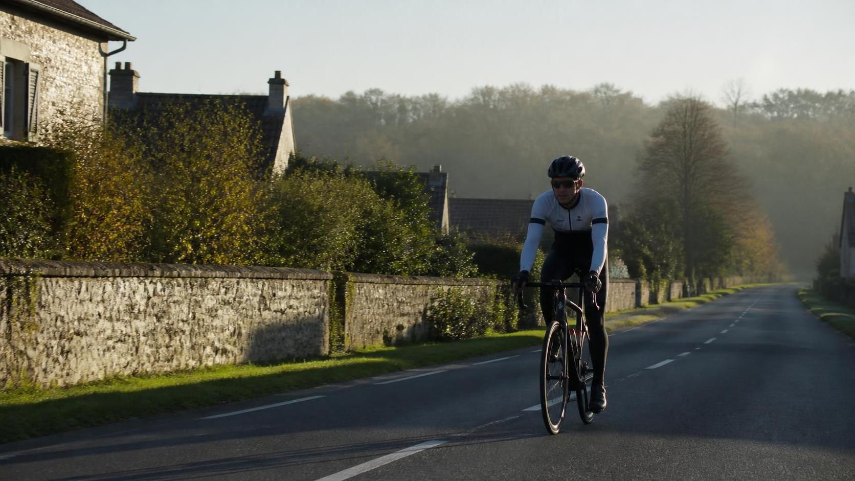 découvrez l'itinéraire complet et nos conseils pratiques pour un voyage à vélo de paris à fontainebleau en 2026. profitez d'une aventure sportive et nature entre ville et forêt.