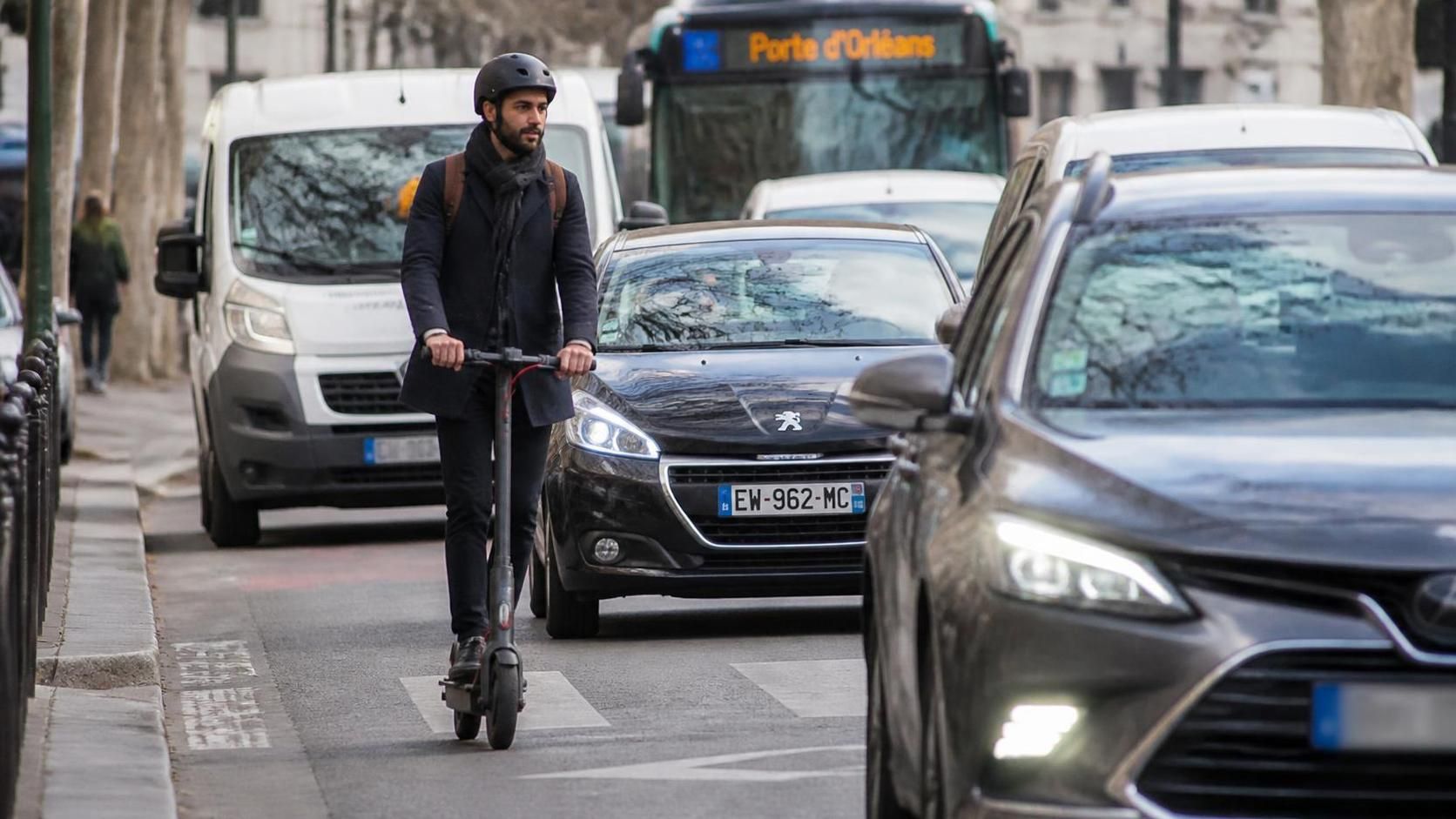 découvrez pourquoi le port du casque est obligatoire pour les utilisateurs de trottinette électrique, les règles à respecter et les conseils pour rouler en toute sécurité.