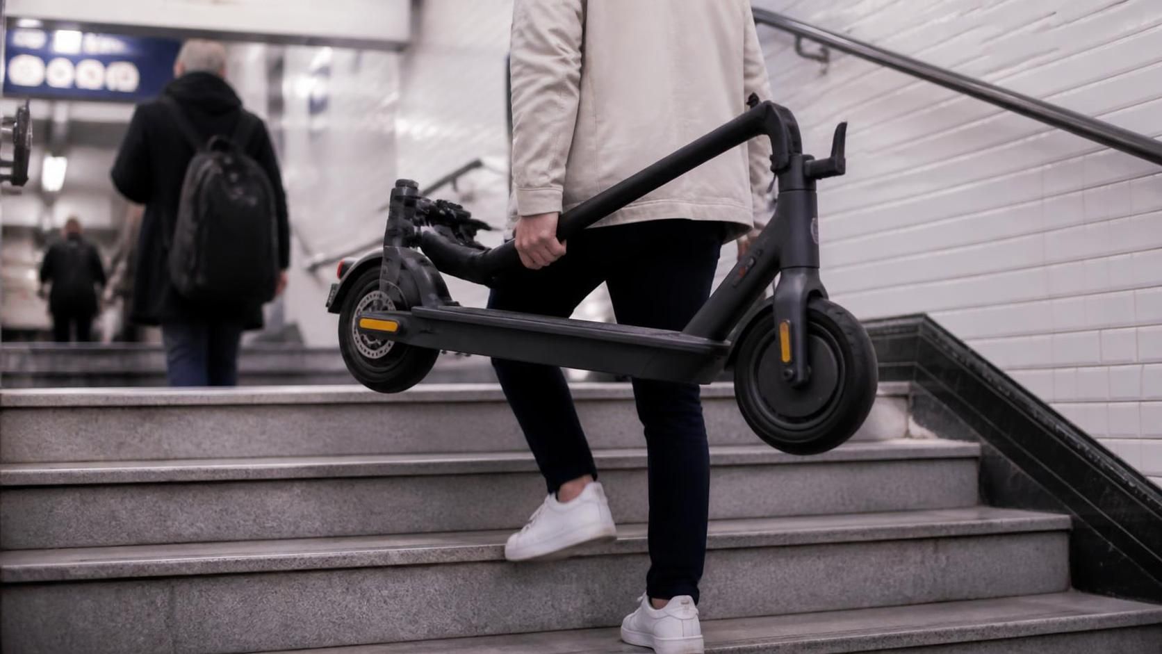 découvrez quel est le poids idéal d'une trottinette électrique pour allier praticité et performance dans vos déplacements urbains.